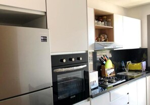 ثلاجة، ميكروويف، فرن، موقد طهي مسطح