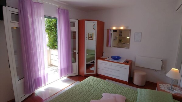 Iron/ironing board, free WiFi, bed sheets