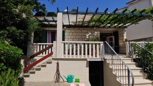 A residential property with a covered outdoor area, a staircase, and a garden. - Studio apartment in Bol with Seaview, Terrace, Air condition, WIFI (3634-1) (Bol)