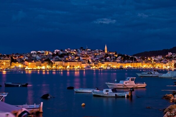 A coastal town at dusk with illuminated buildings and boats in the harbor. - Apartment in Mali Lošinj with Seaview, Balcony, Air condition, WIFI (3622-1) (Mali Lošinj)