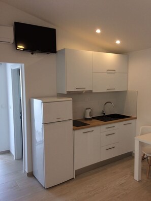 Réfrigérateur, cafetière/bouilloire, bouilloire électrique