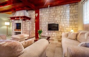 Fernseher, Kamin