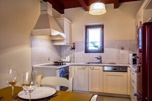 Kühlschrank, Mikrowelle, Ofen, Geschirrspüler