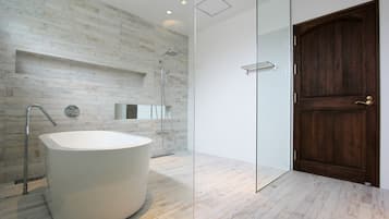Private Vacation Home | Bathroom | Combined shower/tub, free toiletries, hair dryer, towels