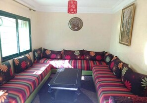 Een televisie, een open haard en speelgoed