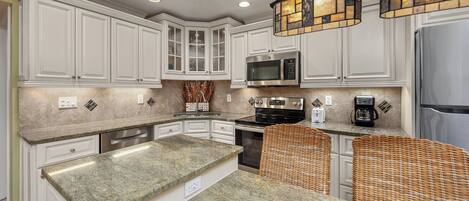 Réfrigérateur, four à micro-ondes, un four, surface de cuisson