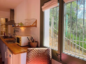 Frigorífico, microondas, placa de cocina y cafetera o tetera