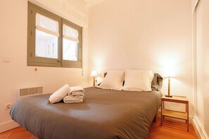 1 slaapkamer, een strijkplank/strijkijzer, wifi, beddengoed