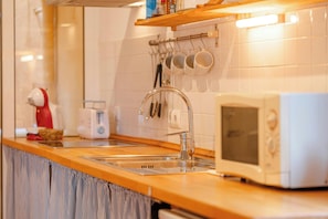 Réfrigérateur, micro-ondes, plaque de cuisson, cafetiÚre/bouilloire
