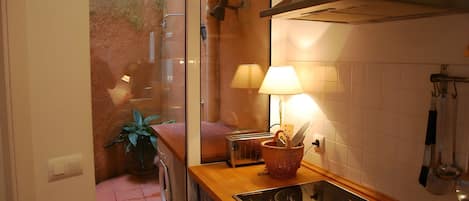 Frigorífico, microondas, placa de cocina y cafetera o tetera