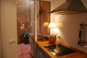 Kühlschrank, Mikrowelle, Herdplatte, Wasserkocher mit Kaffee-/Teezubehör