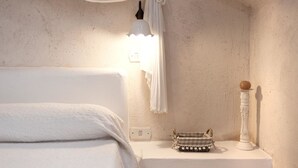 A bedroom with a bed, bedside table, lamp, and decorative items. - Country Resort in Torre Suda with 2 bedrooms sleeps 5 (Torre Suda)
