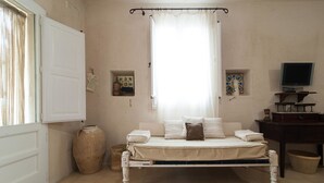 A bedroom with a bed, a television, and a window with curtains. - Country Resort in Torre Suda with 2 bedrooms sleeps 5 (Torre Suda)