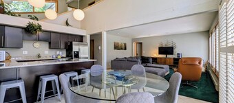 Ceci est une grande maison privée à West Keystone sur la navette pour les pentes. Cette maison peut accueillir 10 personnes avec 3 chambres et 2 salles de bains plus un espace de vie en bas, en plus de la salle de séjour à l'étage principal. Il y a bea...