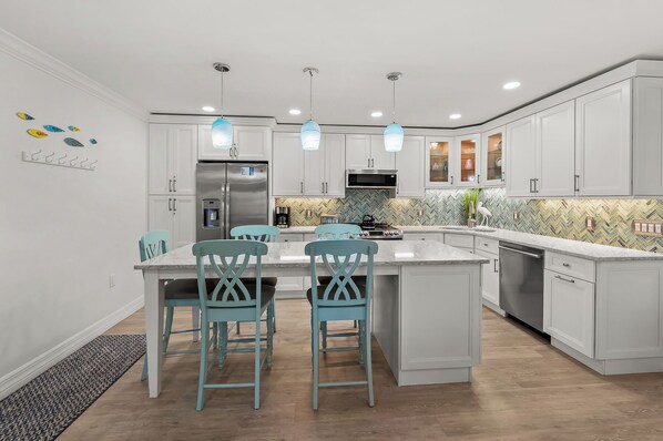 Køleskab, mikrobølgeovn, ovn, kogeplade