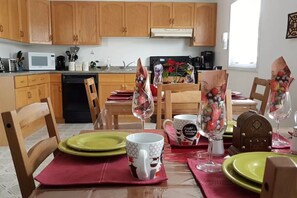 Dining - Crest View Guesthouse - Crest View Guesthouse - Deluxe Room F02 (Chapleau)