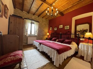 5 عدّة غرف نوم وخزنة داخل الغرفة ومكتب ومكواة/لوح كي