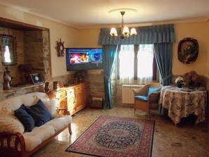 Een smart-tv, een open haard en een dvd-speler