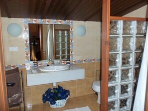 Kombination af bruser/badekar, hårtørrer, bidet, håndklæder