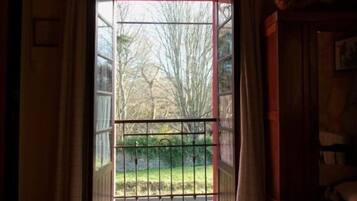 5 slaapkamers, een kluis op de kamer, een bureau