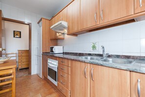 Frigorífic, microones, forn i cafetera i tetera 