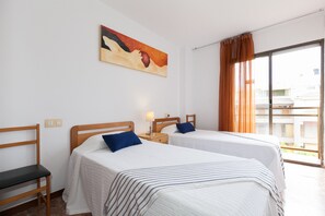 1 dormitori, planxa i posts de planxar i roba de llit 