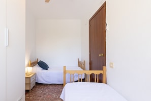 1 dormitorio, tabla de planchar con plancha, ropa de cama
