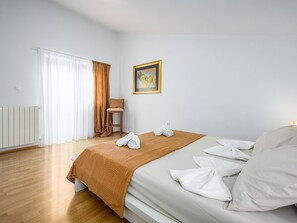 4 bedrooms, iron/ironing board, free WiFi, bed sheets