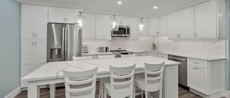 Kylskåp, mikrovågsugn, ugn och spishäll