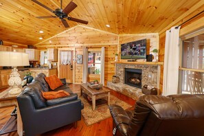 Televisión, chimenea, reproductor de DVD y tenis de mesa 