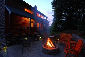Outdoor dining - Lifes A Bear: Spectacular View, S/Secluded, Games, Fire Pit, Hot Tub, Wifi (Gatlinburg)