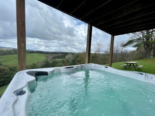 Cabina Ridgetop con amplias vistas de largo alcance, jacuzzi, acceso al río, porche y terraza
