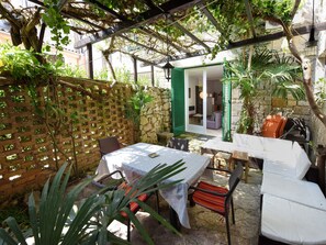Outdoor dining - Apartment Andrea Old Town with garden in Porec, Istria (Porec)