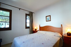 3 dormitorios, tabla de planchar con plancha, ropa de cama