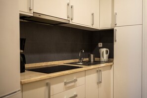 Kühlschrank, Mikrowelle, Wasserkocher mit Kaffee-/Teezubehör