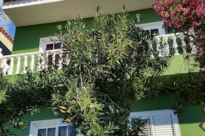 Un bâtiment écologique doté de balcons et de fenêtres blancs.