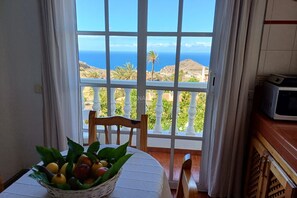 Dining - Island views from Isabel's cozy apartment (Vallehermoso)