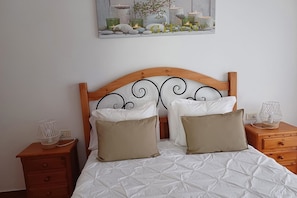 3 habitaciones, tabla de planchar con plancha, internet y ropa de cama