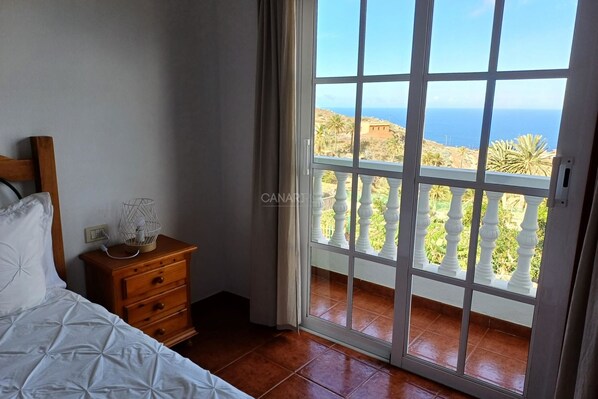 3 bedrooms, iron/ironing board, internet, bed sheets