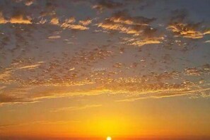 Un coucher de soleil avec des nuages.