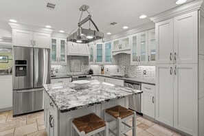 Køleskab, mikrobølgeovn, ovn, kogeplade