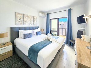 Een strijkplank/strijkijzer, gratis wifi, beddengoed