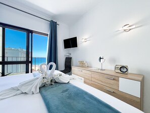 Tabla de planchar con plancha, wifi gratis y ropa de cama