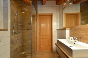 Douche, sèche-cheveux, serviettes fournies