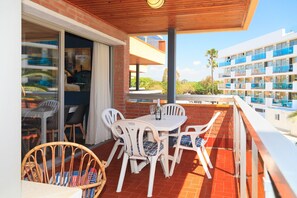 Outdoor dining - 2-Bedroom Apartment with Sea Views & Pool · UHC MAS D'EN GRAN (Cambrils)