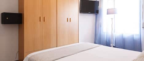 2 bedrooms, iron/ironing board, bed sheets