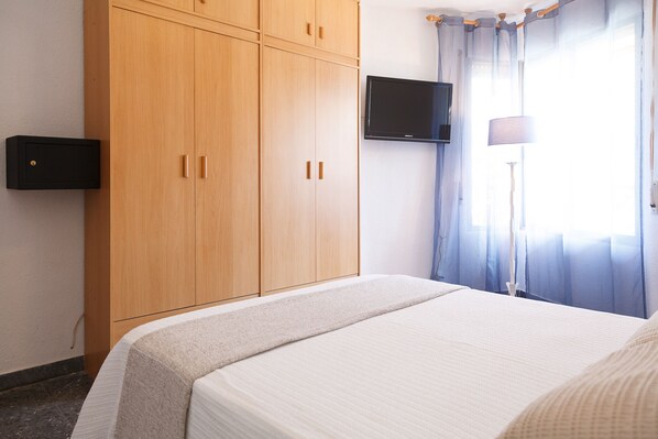 2 bedrooms, iron/ironing board, bed sheets