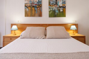 2 bedrooms, iron/ironing board, bed sheets - 2-Bedroom Apartment with Sea Views & Pool · UHC MAS D'EN GRAN (Cambrils)