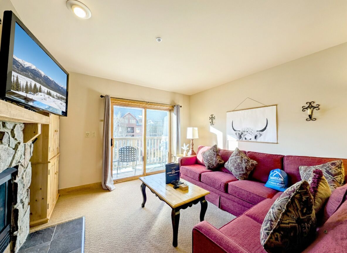 Televisio, takka, pöytäjalkapallopöytä, stereot