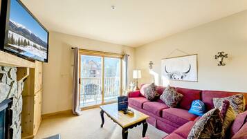 Televisio, takka, pöytäjalkapallopöytä, stereot